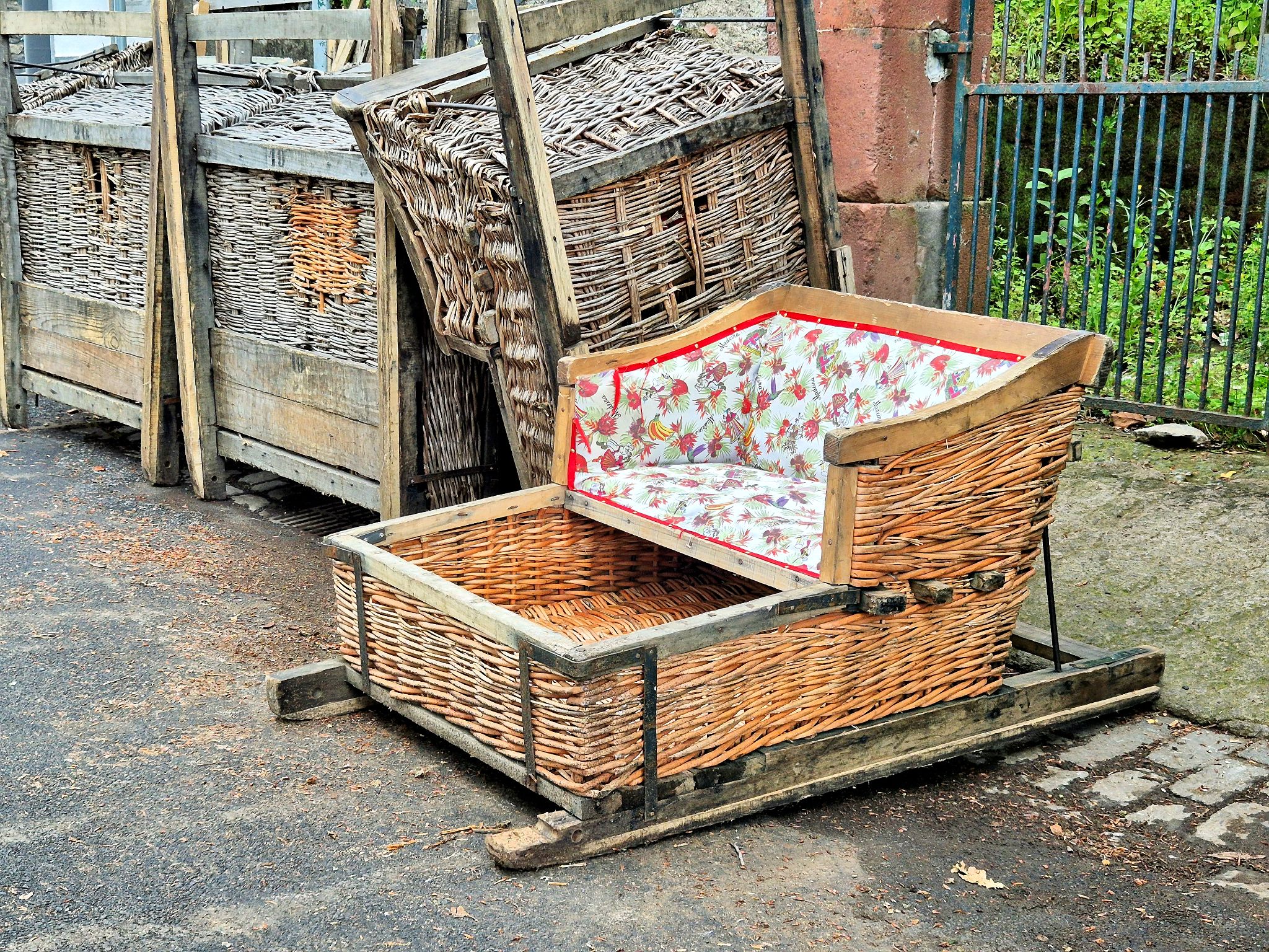 Ein Korb der berühmten Korbschlittenfahrer von Funchal